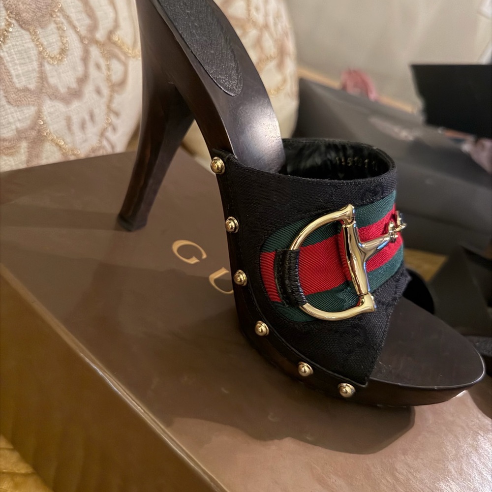 Gucci Black and Green Heels with Red Accents